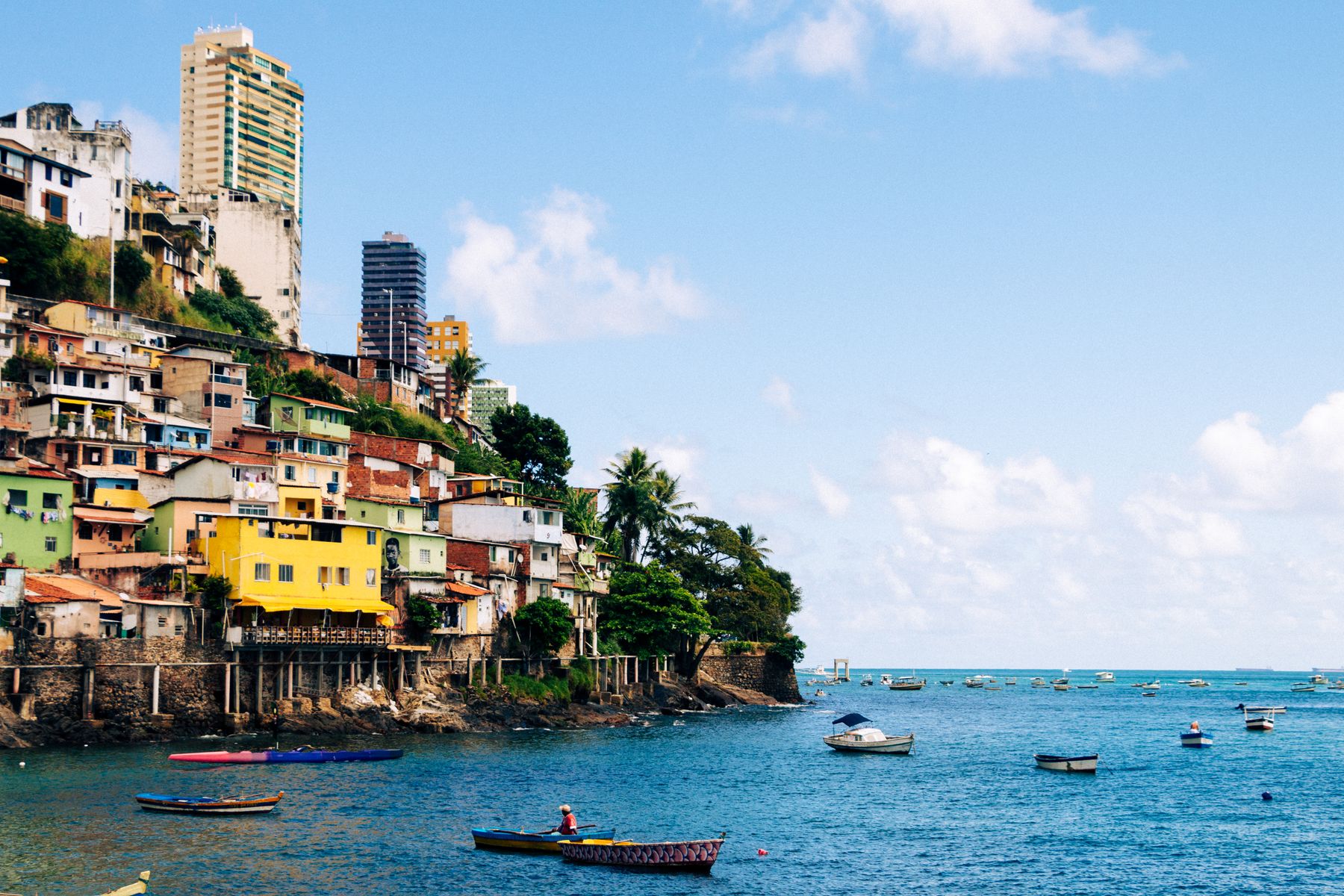 Barques colorées et cocotiers rythment la vie des villages de pêcheurs du Nordeste (photo : Pexels).