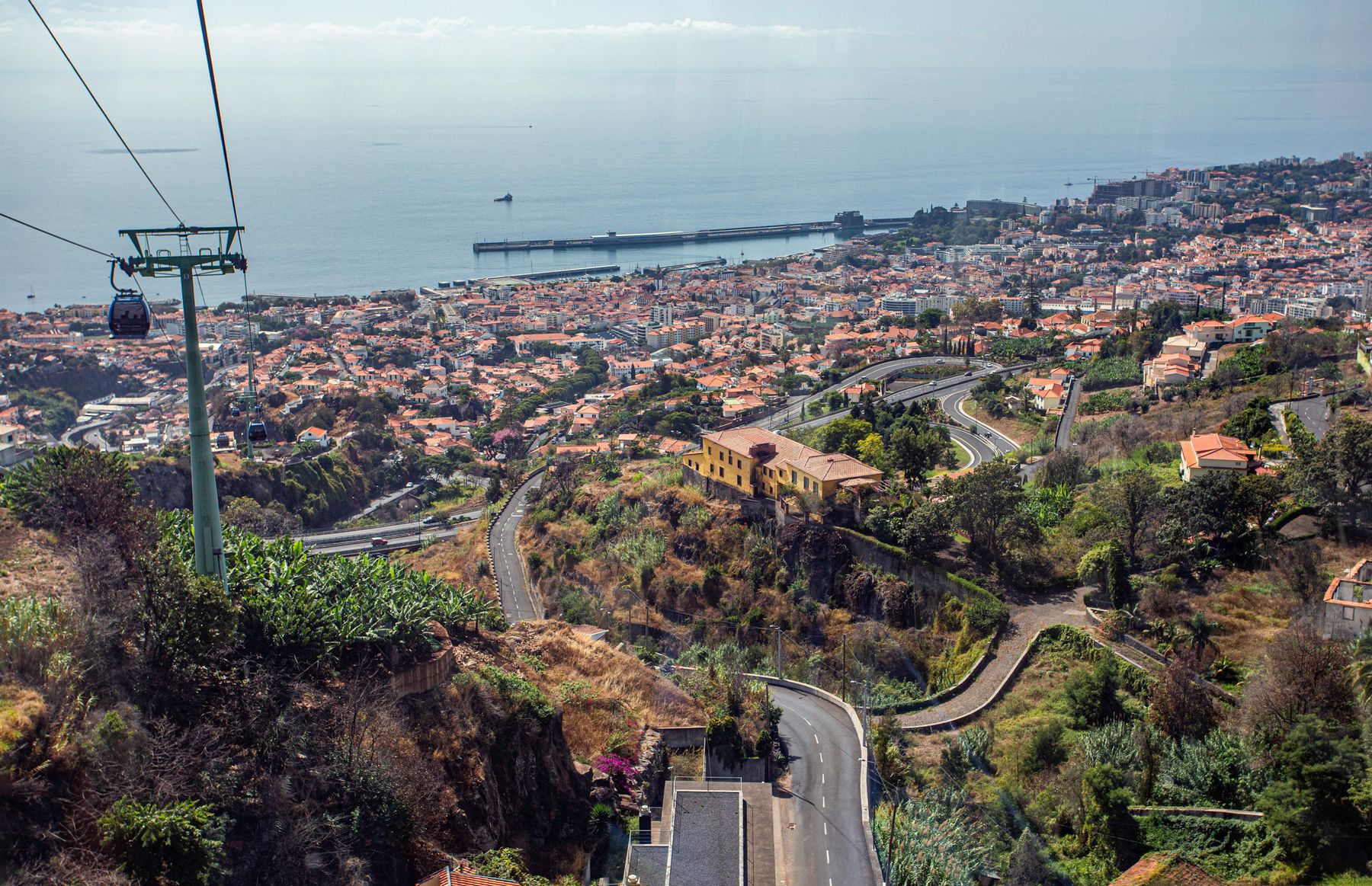 La baie de Funchal et le téléphérique reliant la ville au Monte (photo : Pexels).