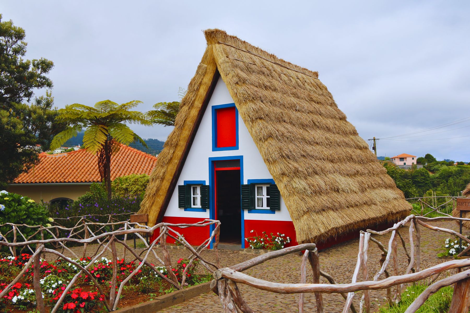 Les maisons de chaume triangulaires colorées de Santana (photo : Pexels).