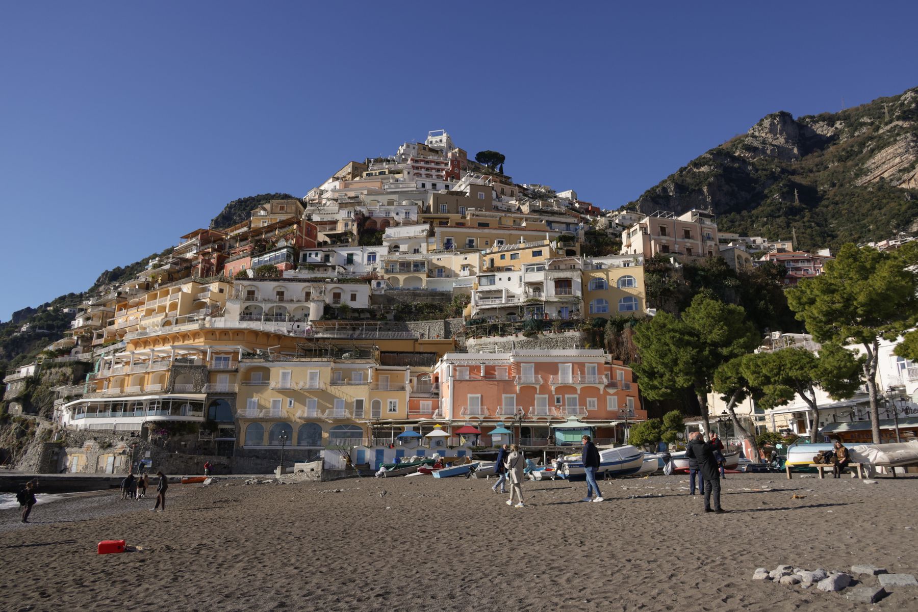 Fornillo offre une ambiance plus tranquille que la plage principale (photo : Pexels).