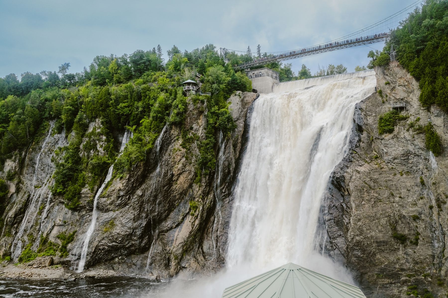 Haute de 83 mètres, la chute Montmorency dépasse les chutes du Niagara (photo : Pexels).