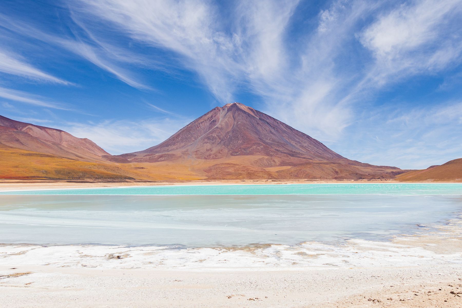 Les eaux émeraude de la Laguna Verde au pied du volcan Licancabur (photo : Pexels).
