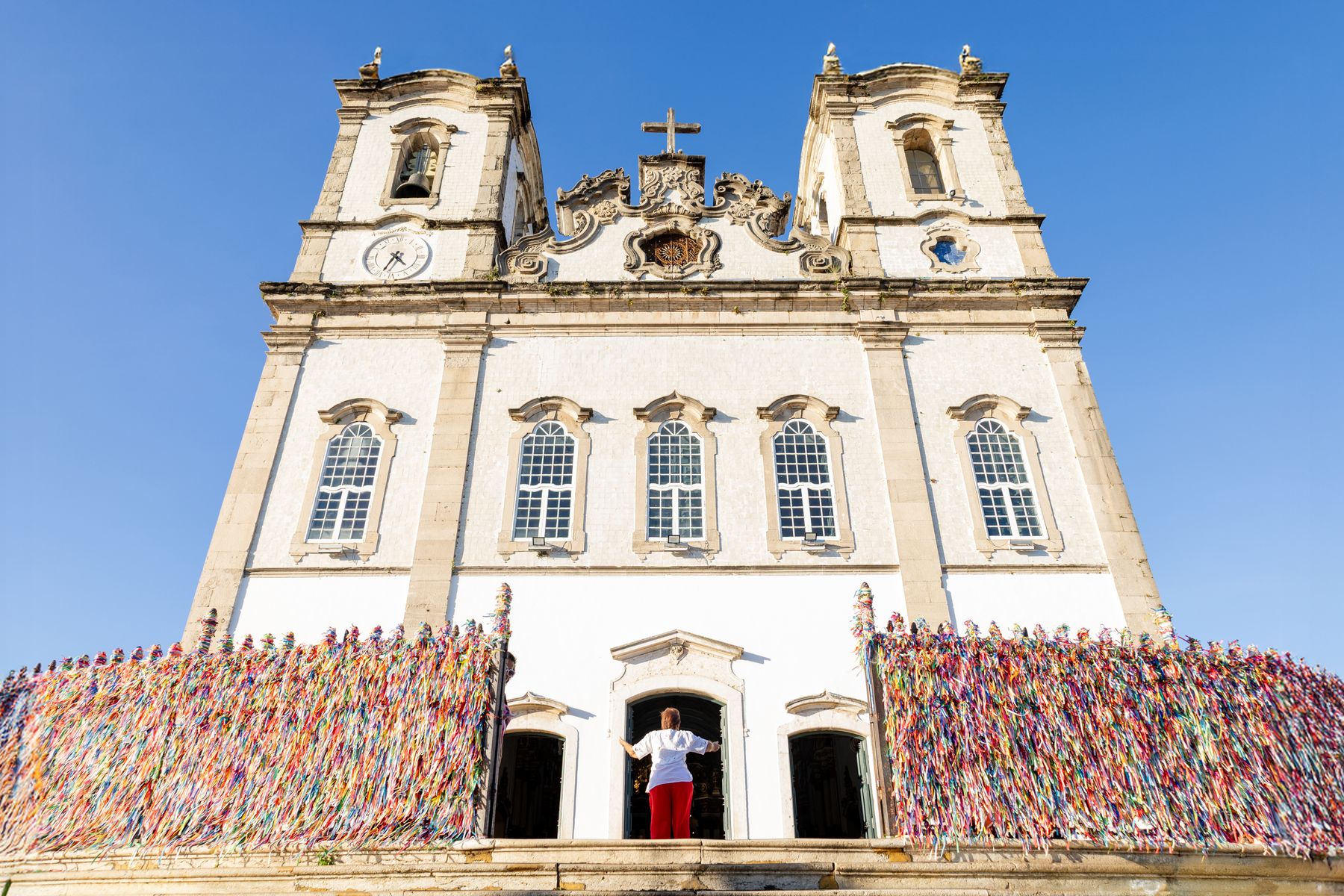 Les rubans votifs, les fameuses fitas, noués aux grilles de l'église du Senhor do Bonfim (photo : Pexels).