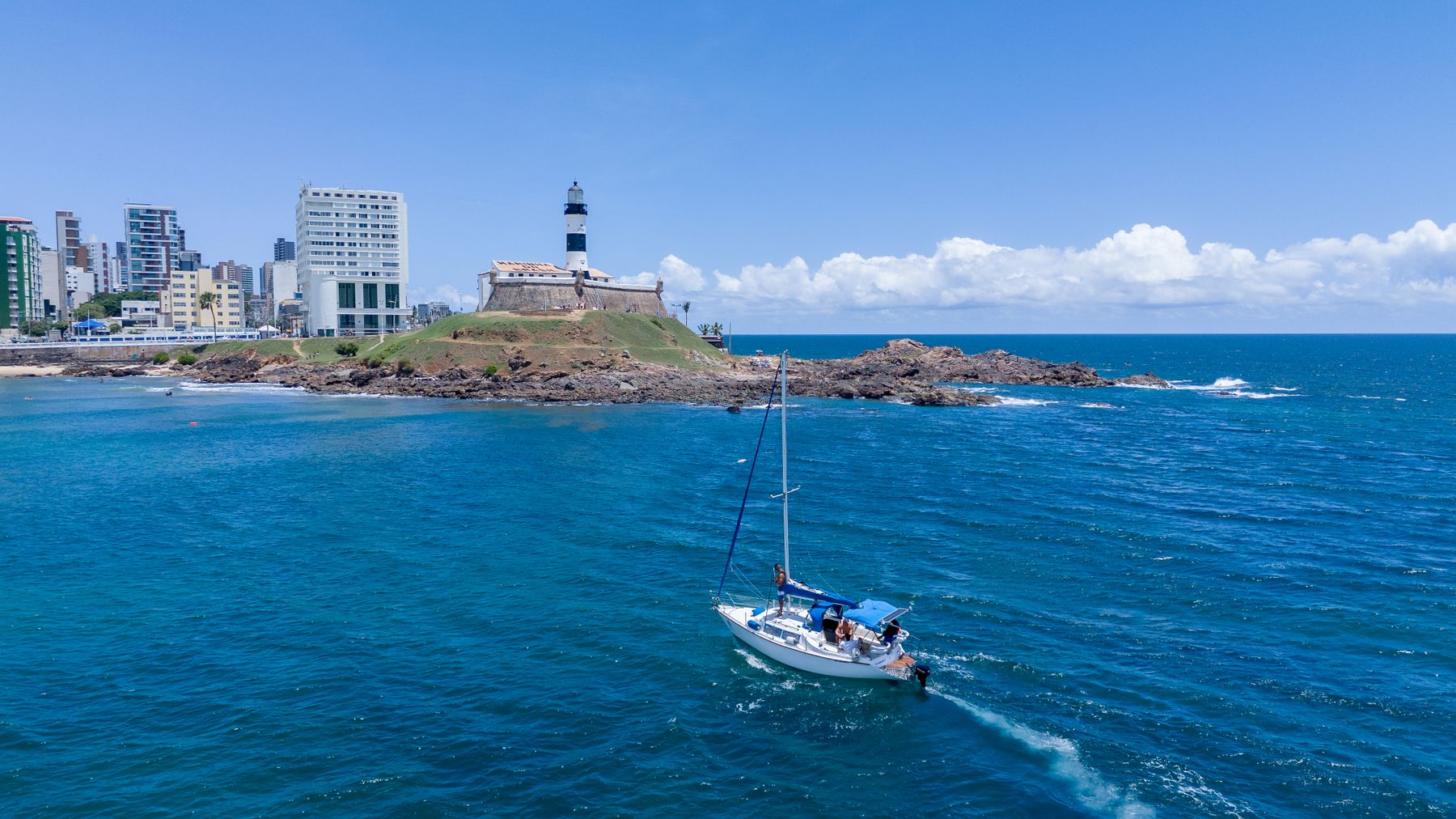 La plage du Porto da Barra et son phare au coucher du soleil (photo : Pexels).