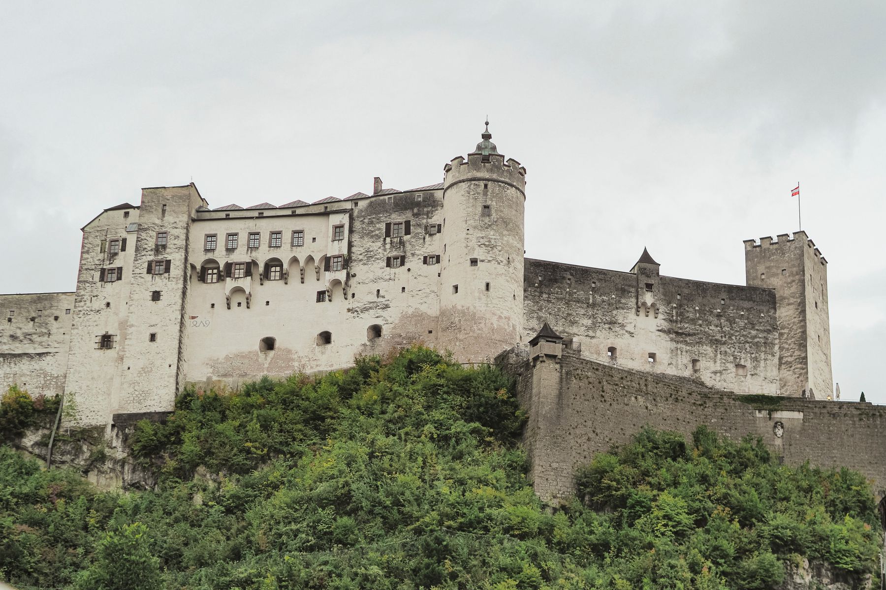 L'imposante citadelle qui domine la ville depuis le Festungsberg (photo : Pexels).
