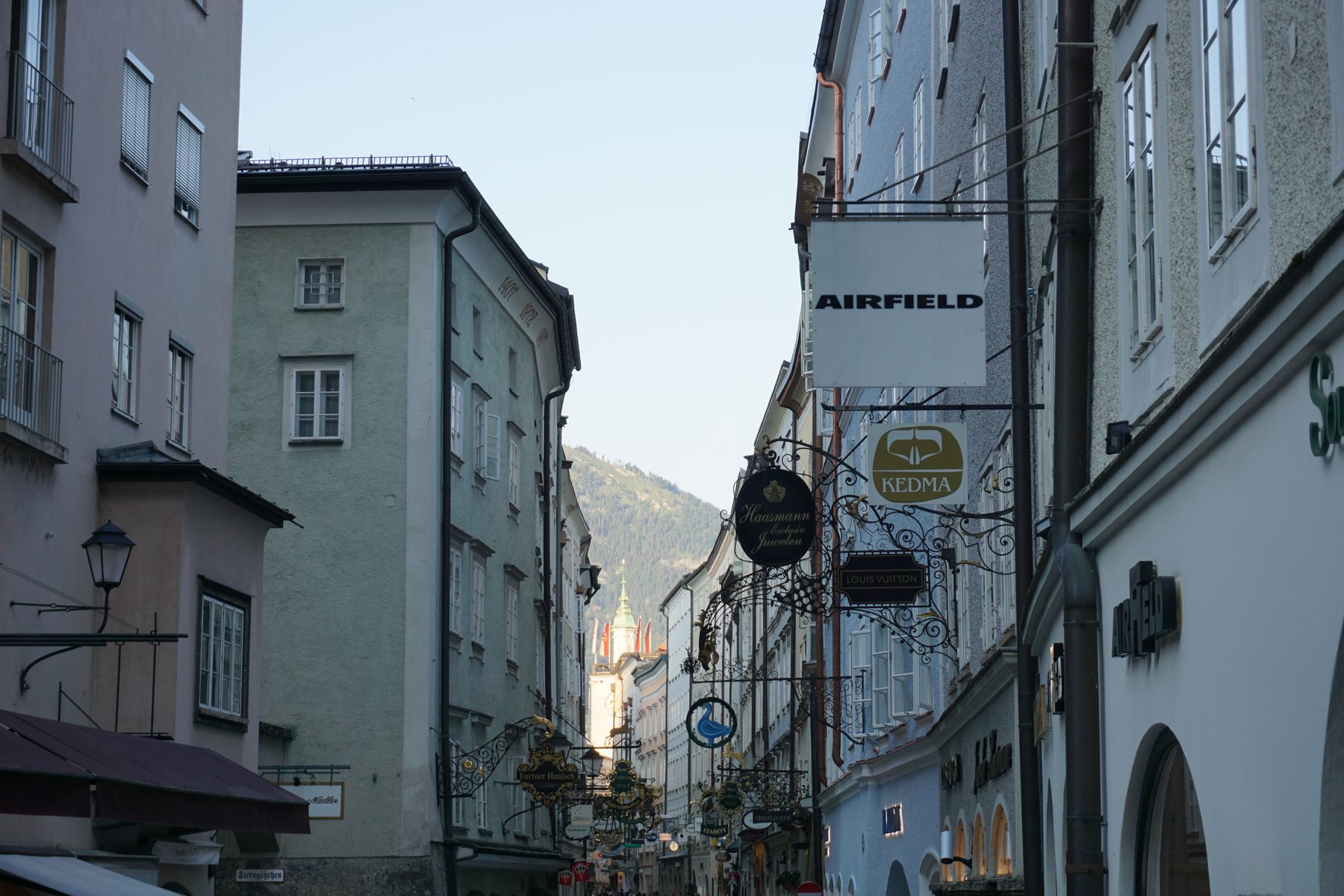 La façade jaune du numéro 9 de la Getreidegasse, berceau du compositeur (photo : Pexels).