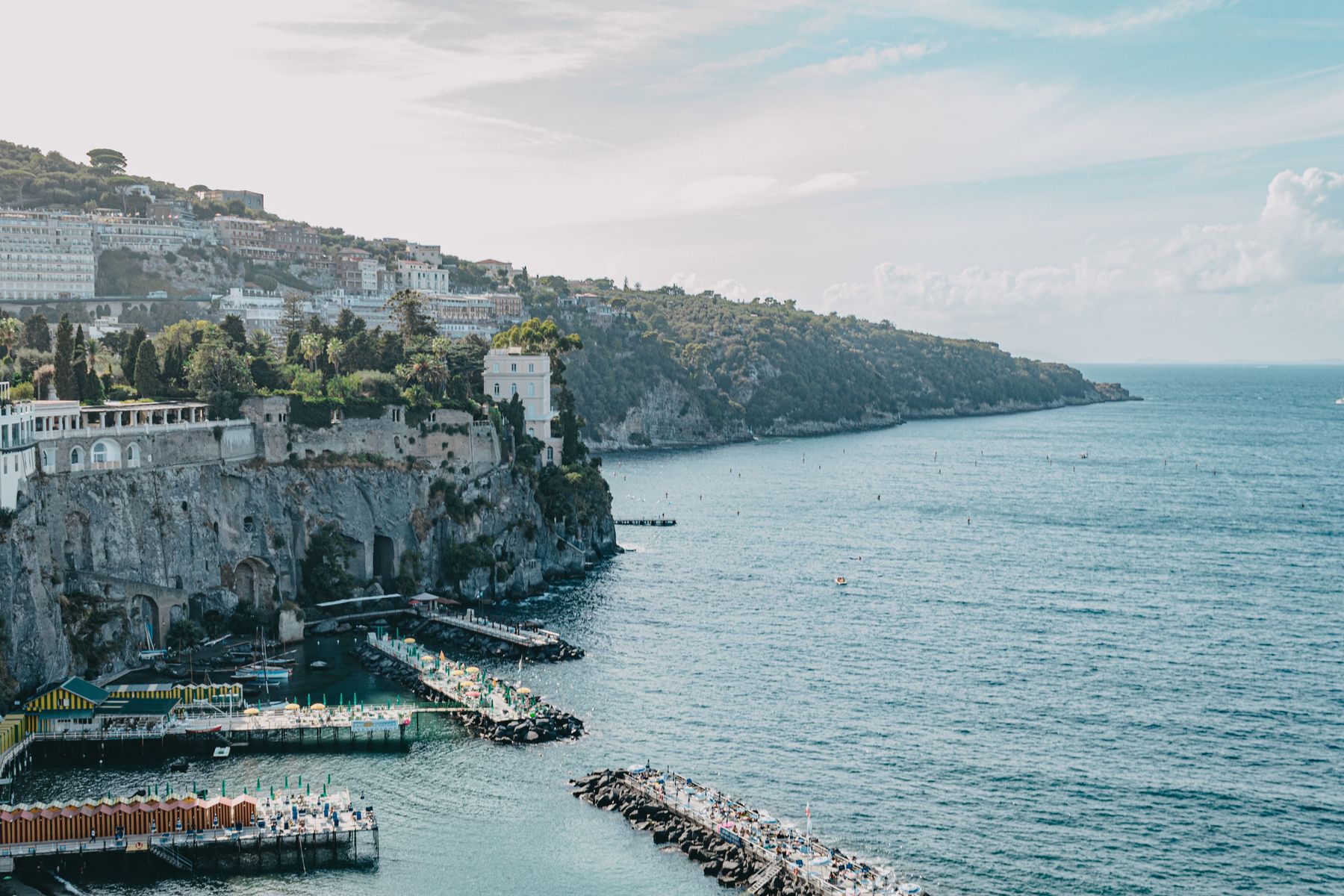 Les barques colorées et les maisons de pêcheurs de la Marina Grande (photo : Pexels).