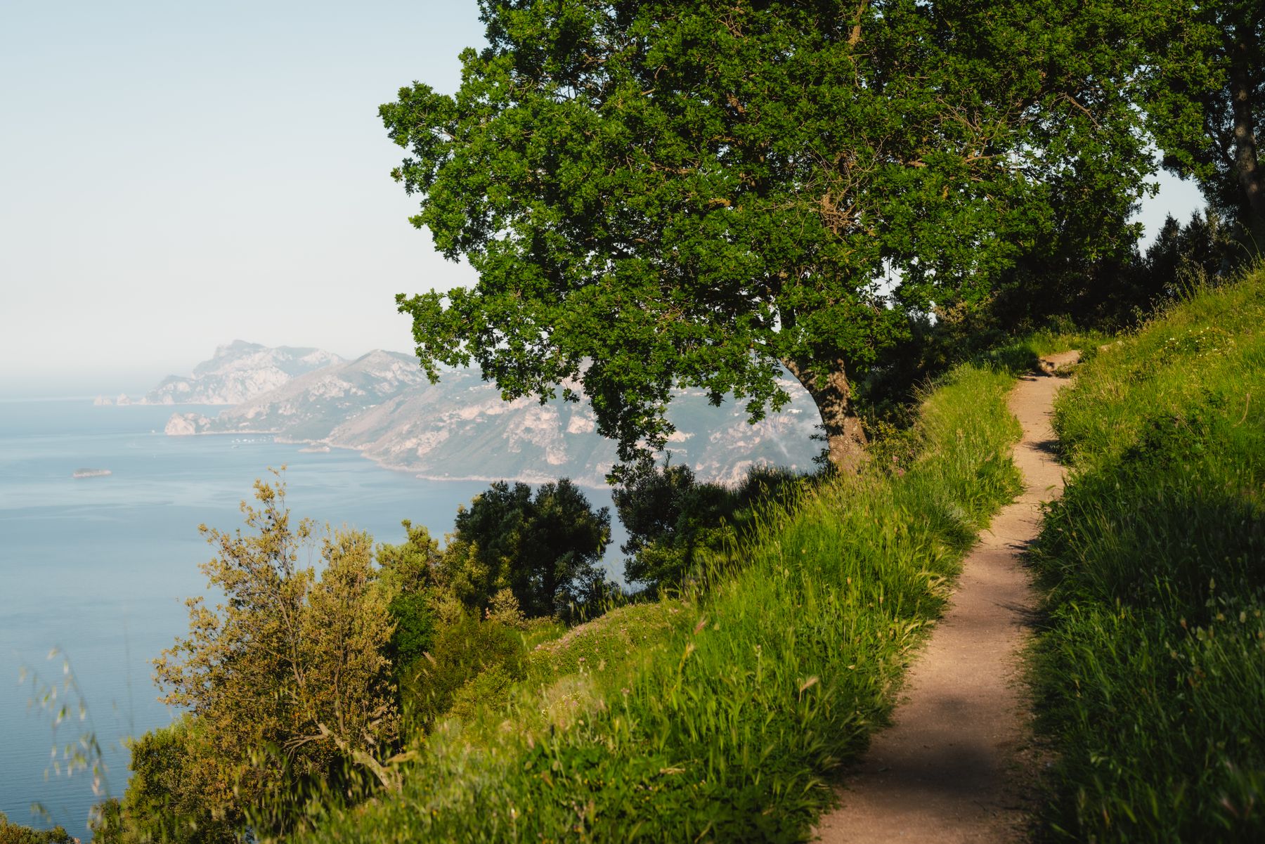 Les panoramas plongeants du Sentiero degli Dei au-dessus de la côte amalfitaine (photo : Pexels).