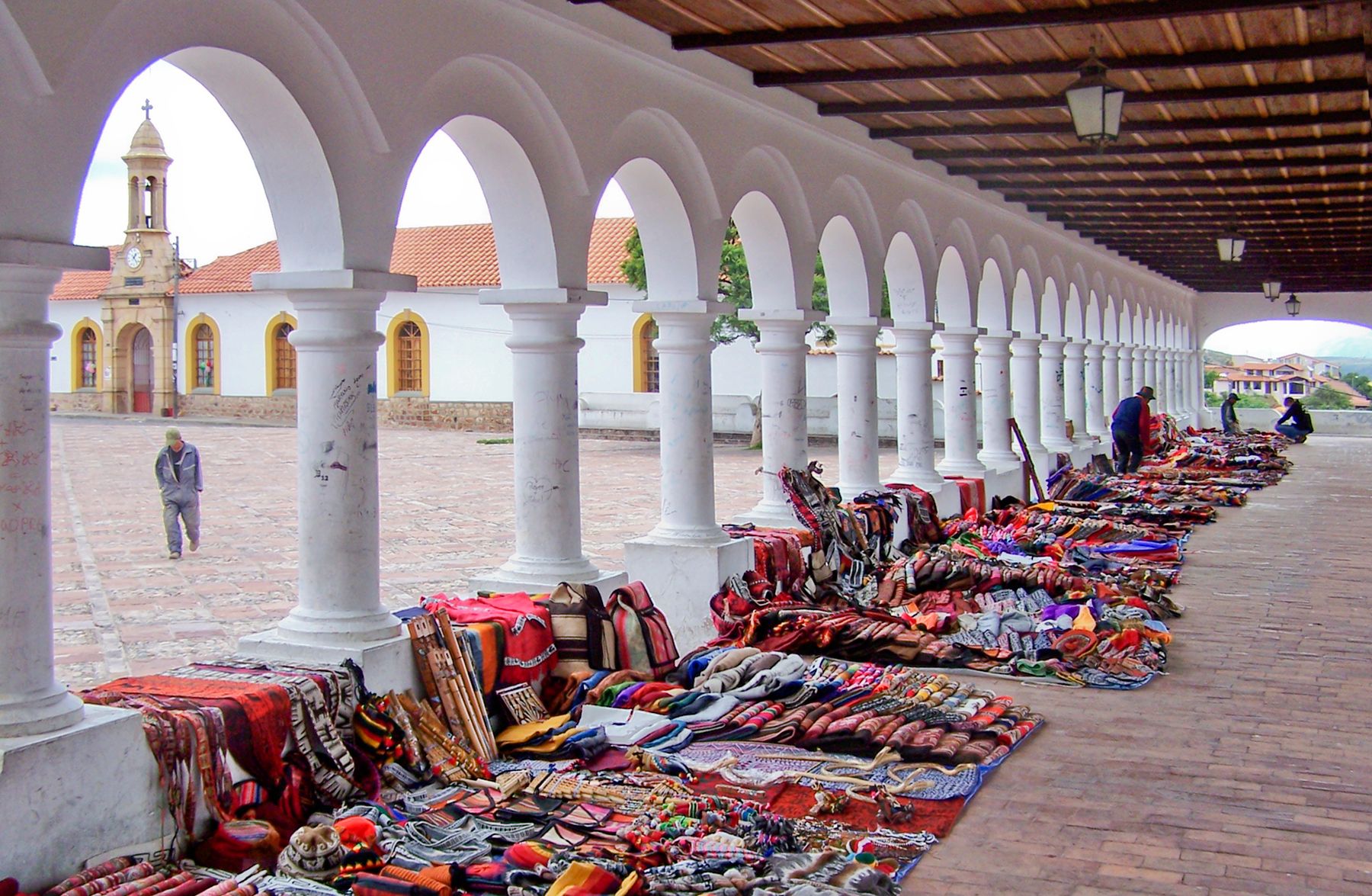 Étals de fruits, d'épices et de textiles au marché central de Sucre (photo : Pexels).