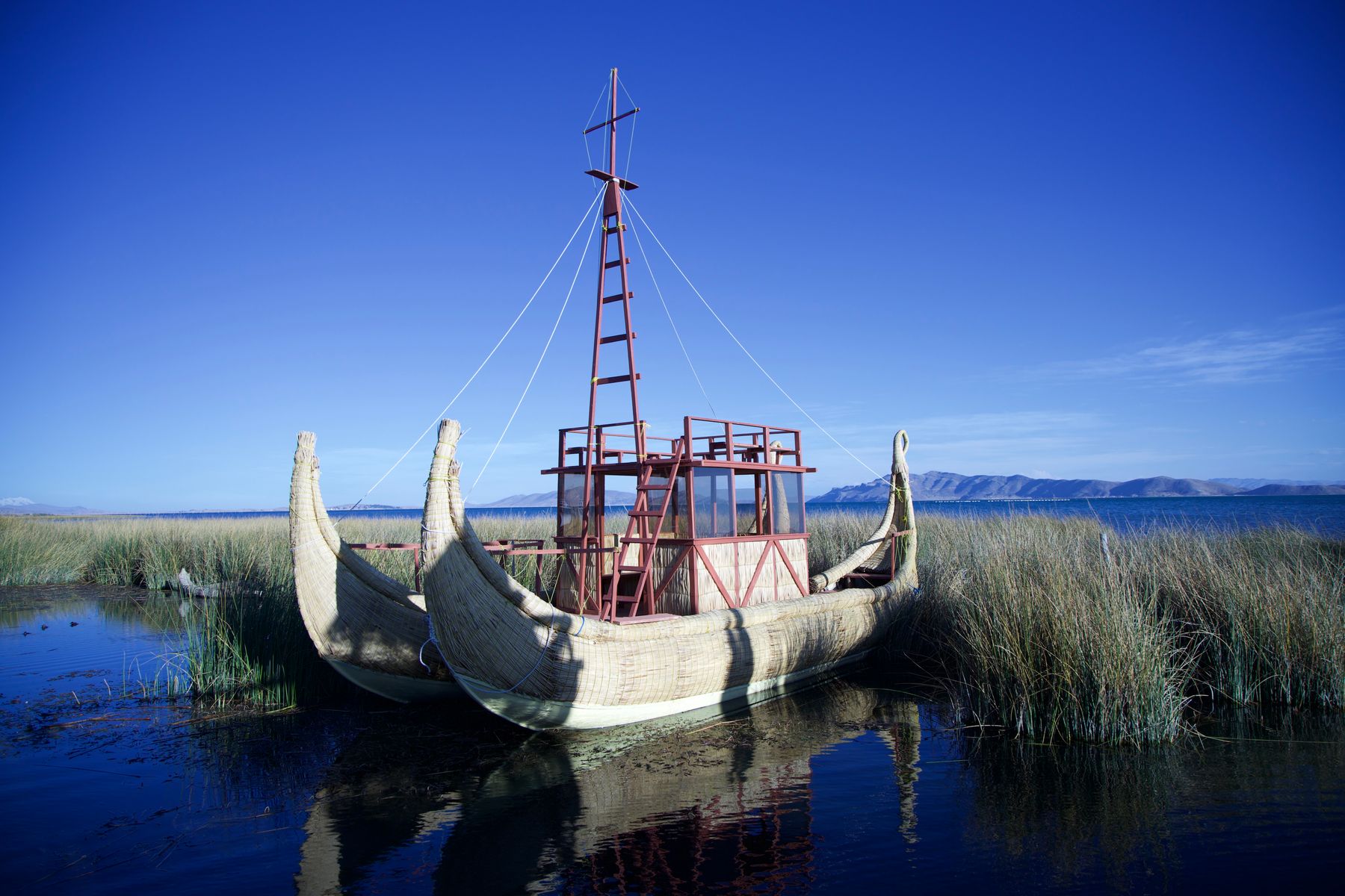 La navigation sur les eaux bleues du plus haut lac navigable du monde (photo : Pexels).
