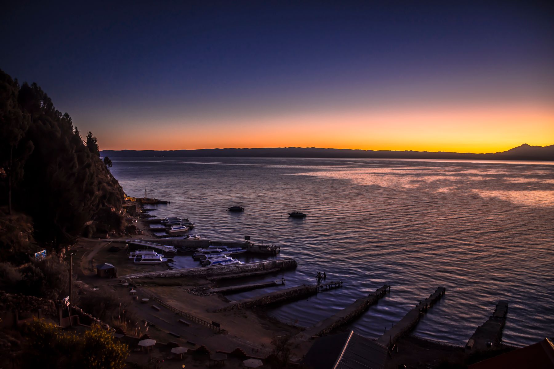 La lumière du soir embrasant les eaux du Titicaca (photo : Pexels).