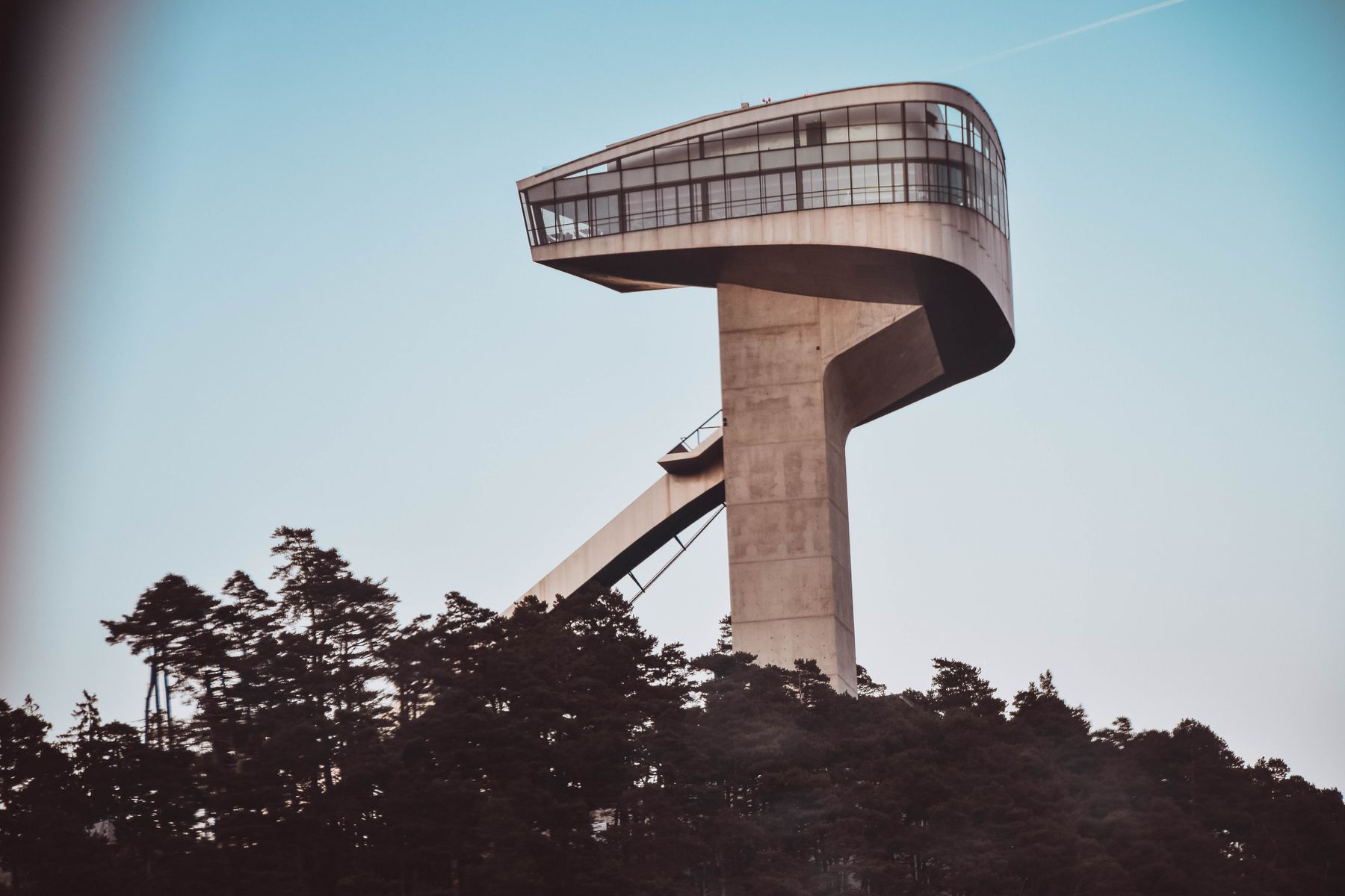 Le tremplin olympique du Bergisel, autre signature de Zaha Hadid (photo : Pexels).