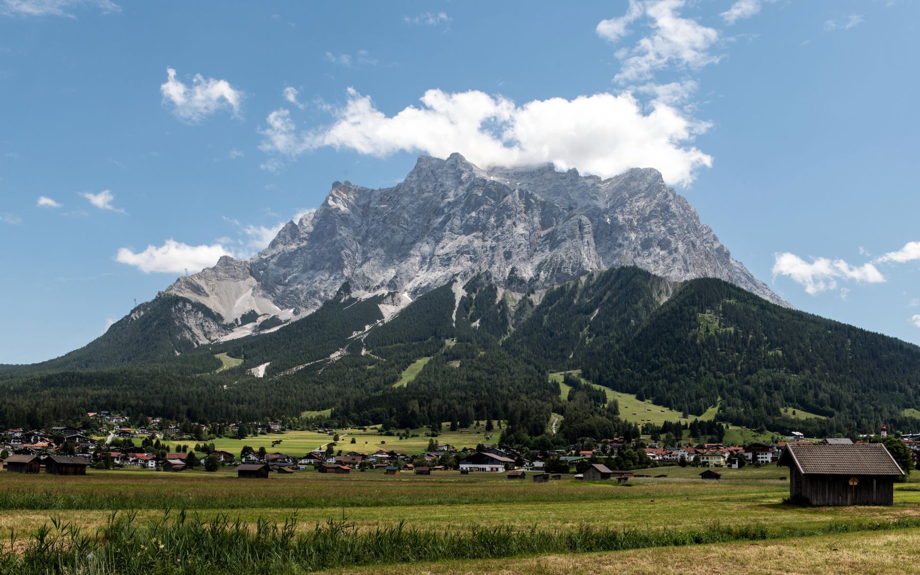 Sentiers d'altitude et hameaux aux balcons fleuris au cœur des Alpes (photo : Pexels).