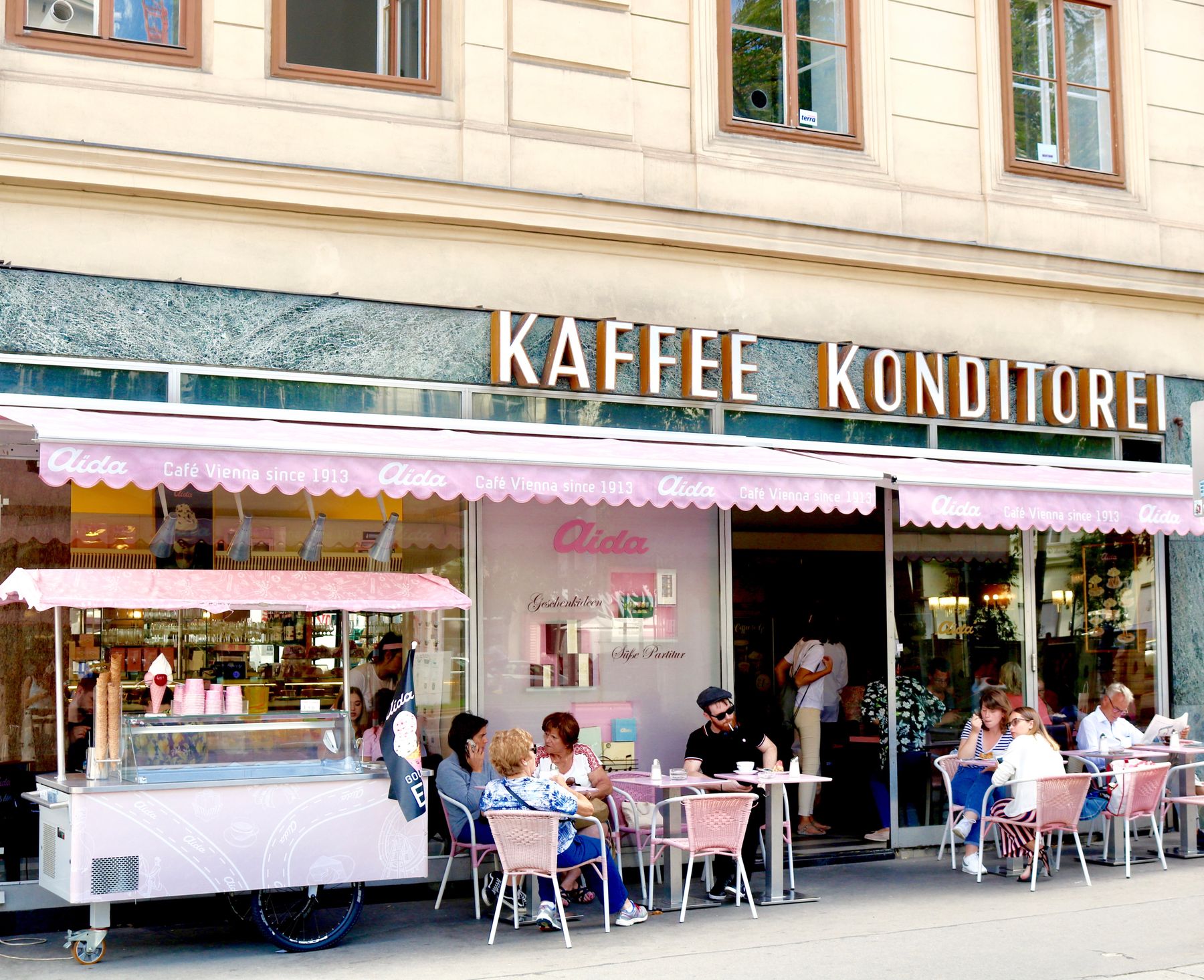 L'atmosphère feutrée d'un grand café, patrimoine immatériel de l'UNESCO (photo : Pexels).
