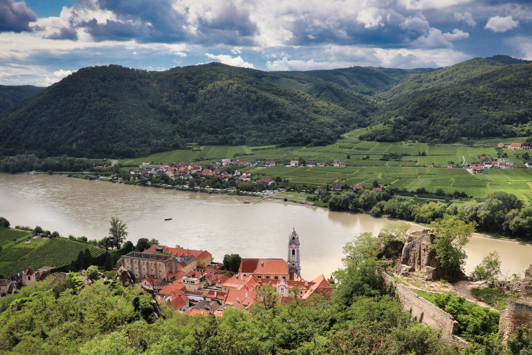 Les bateaux de ligne remontent la vallée entre vignes, villages et ruines perchées (photo : Pexels).