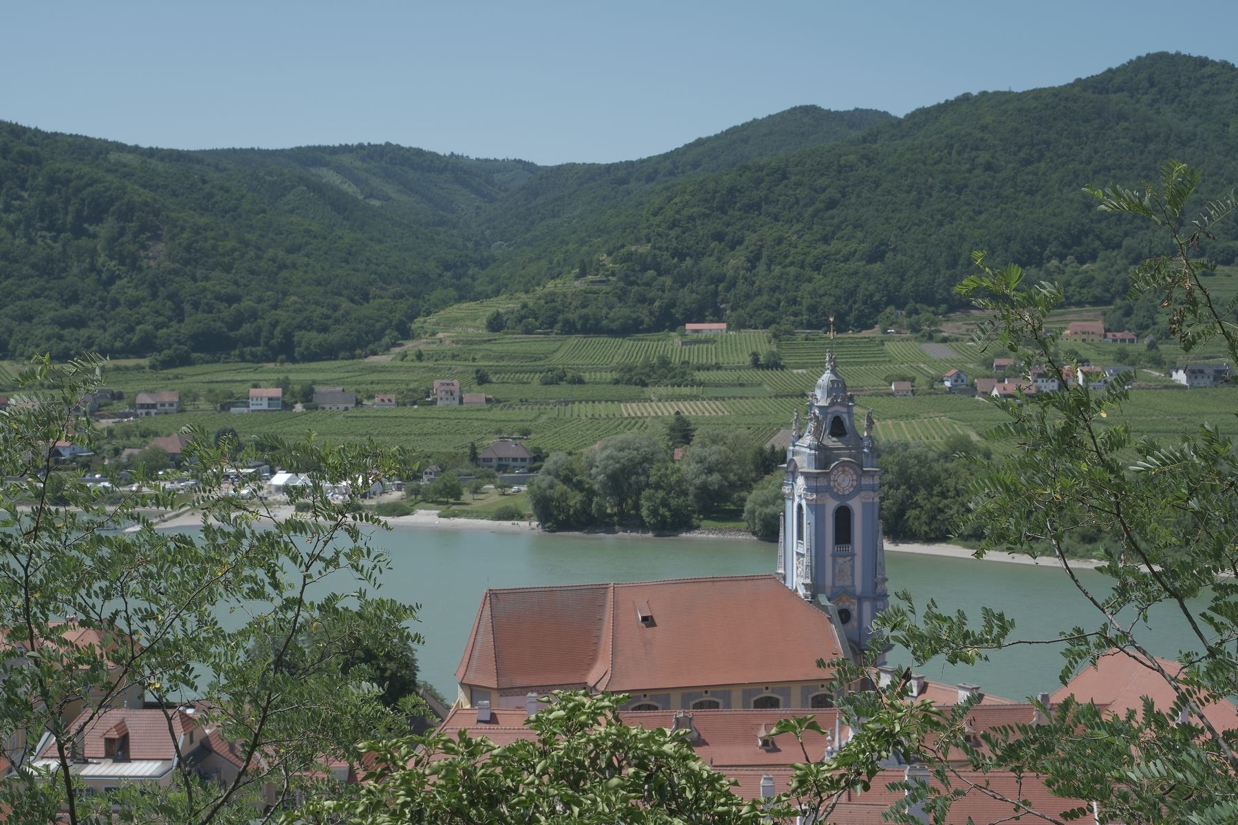 Le clocher bleu de Dürnstein et, au-dessus, les ruines du château fort (photo : Pexels).