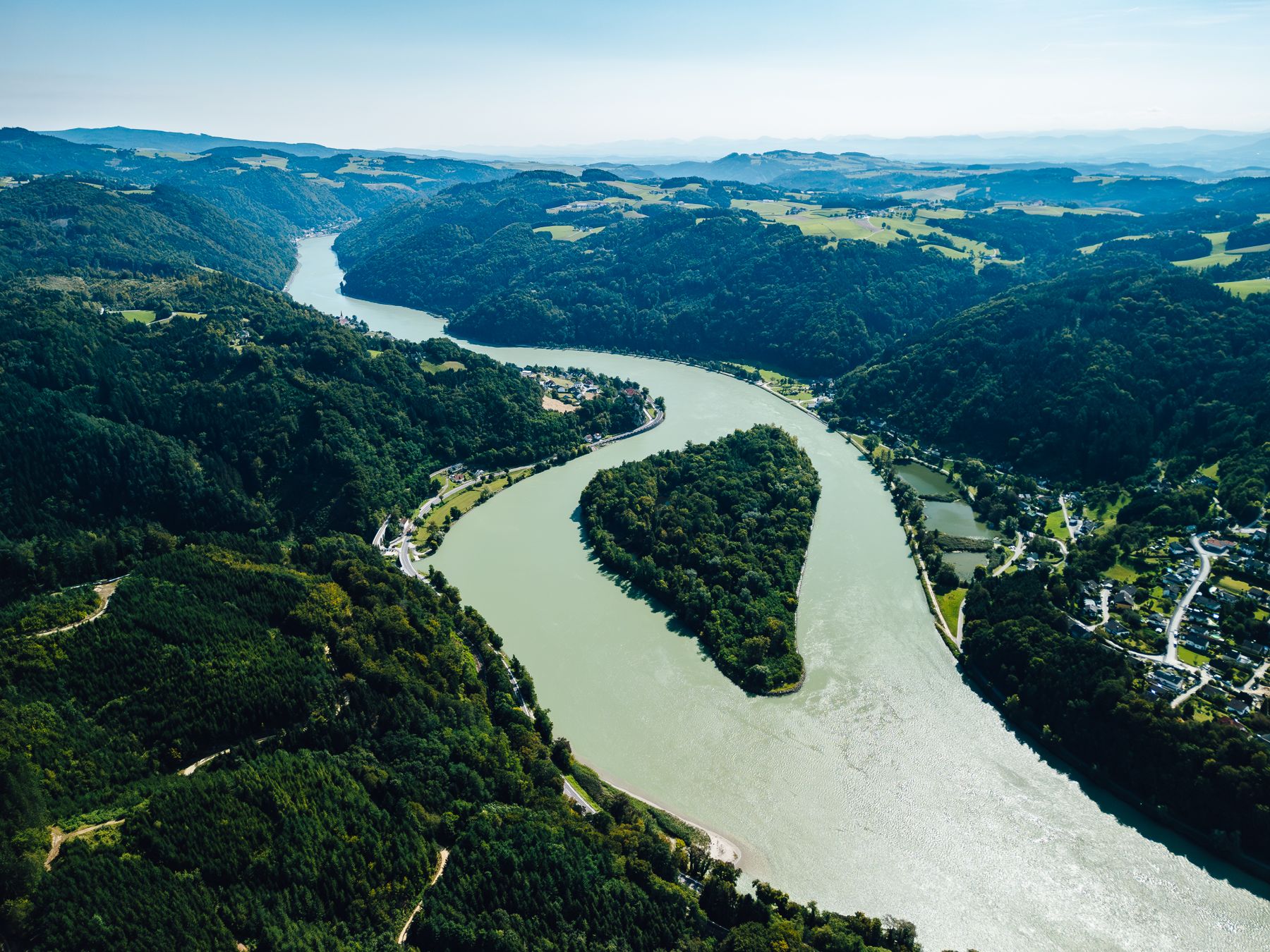 La véloroute du Danube longe le fleuve sur un tracé plat entre les villages (photo : Pexels).